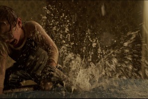 少年を襲う恐怖の水しぶき！『死霊館 悪魔のせいなら、無罪。』本編映像 画像