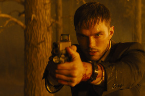 ニコラス・ホルト扮する暗殺者との死闘！アンジェリーナ・ジョリー主演『モンタナの目撃者』本編映像 画像