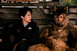 オダギリジョー、池松壮亮のパートナー“警察犬”に…着ぐるみ姿も公開「オリバーな犬」 画像