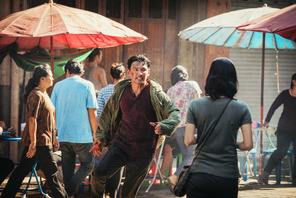 ファン・ジョンミンvsイ・ジョンジェ、バンコクで必死の形相の逃走劇『ただ悪より救いたまえ』場面写真 画像