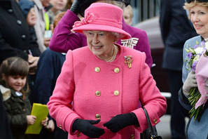 英エリザベス女王、皇室スタッフに王室認定特別クリスマスプレゼントを贈る 画像