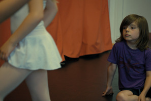 サシャ、憧れのバレエ教室へ…1歩ずつ“なりたい自分”に近づく『リトル・ガール』本編映像 画像