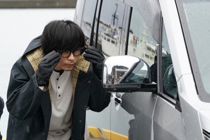 成田凌と森七菜の演技に賞賛集まるなか、安田顕“佐々木”の衝撃行動に「夢に出てきそう」「鳥肌立った…」などの声続出「逃亡医F」 画像