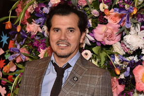 ジョン・レグイザモ、“色白のラテン系”でいるために「日光を避けていた」と明かす 画像