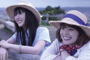 岸井ゆきの＆浜辺美波、お揃い麦わら帽の笑顔から意味深シーンも『やがて海へと届く』新写真 画像