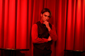 『嘘喰い』“ディーラー役”當間ローズの写真独占入手 画像