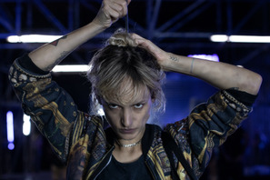 頭にチタンを埋め込まれた主人公がたどる運命とは？『チタン』場面写真 画像