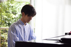中島裕翔がピアノ初挑戦、吉川愛“生徒”との純愛始まる…「純愛ディソナンス」シーン写真 画像