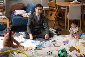 郷ひろみ、家事と育児に奮闘する主人公に　娘役は成海璃子「定年オヤジ改造計画」 画像