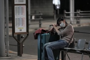 実際の事件を基にコロナ禍での社会的孤立を描く…板谷由夏主演『夜明けまでバス停で』特報 画像