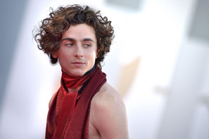 ティモシー・シャラメの大胆な“背中見せ”が話題に！ヴェネチア国際映画祭『Bones and All』レッドカーペット 画像