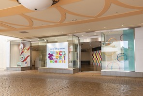 【ディズニー】「東京ディズニーリゾート アンコール！ザ・モーメンツ展」開幕　かつてTDRで生まれた感動の瞬間をめぐる旅 画像