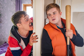 ある日突然、兄が吸血鬼に！名作もオマージュのホラーコメディ『ぼくのデコ 23歳のヴァンパイア兄貴』予告編 画像