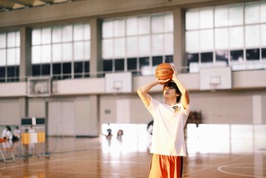 眞栄田郷敦がダンクシュート！『カラダ探し』メイキングカット公開 画像