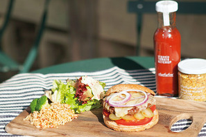 オーガニックコスメと食材ブランドが初のコラボ！期間限定バーガーは必食のクオリティ 画像
