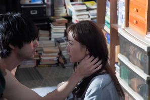 一歩踏み出し求め合う2人…山田裕貴＆松本まりか『夜、鳥たちが啼く』場面写真 画像