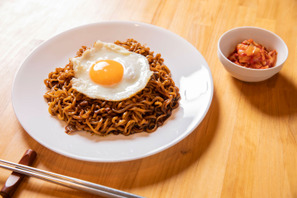 韓国の国民食として 愛されているチャパゲティ×『それだけが、僕の世界』 画像