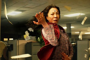 ミシェル・ヨー、“マルチバース”でカオスな場面写真解禁『エブリシング・エブリウェア・オール・アット・ワンス』 画像