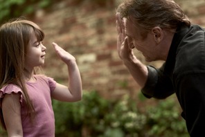 “最強フィクサー”リーアム・ニーソン、愛孫の前では“祖父”の顔に『ブラックライト』本編映像 画像