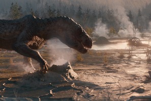 巨大恐竜がアダム・ドライバーに襲い掛かる！『65／シックスティ・ファイブ』場面写真 画像