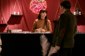 ネオンで彩られたバスの車内、主人公がMagnolianの歌を口ずさむ『セールス・ガールの考現学』本編映像 画像