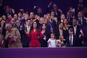 戴冠式コンサートで歌って踊るジョージ王子＆シャーロット王女、ノリの良さにファン「かわいい」 画像