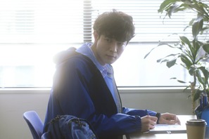 宮沢氷魚演じる画家・屋内「この光が綺麗だから」青色の描画シーン到着『はざまに生きる、春』 画像