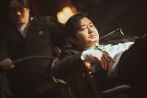 売れない俳優が、アドリブ全開で伝説の殺し屋に！『トゥ・クール・トゥ・キル 』予告編 画像