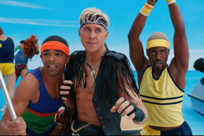 ライアン・ゴズリングがケンの苦悩を熱唱『バービー』“ただのケンver.”予告 画像