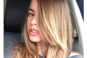 ソフィア・ベルガラ、髪をブルネットからブロンドに！　写真をツイッターに投稿 画像