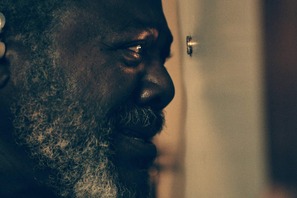 無実の男の家に警官が突入…緊迫の応酬捉える『キリング・オブ・ケネス・チェンバレン』予告編 画像