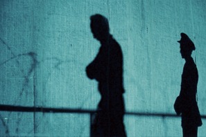 ホロコーストで生き残った男がアイヒマンの亡骸を呆然と見つめる…『6月0日 アイヒマンが処刑された日』本編映像 画像