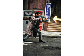 80年代の日本を再現！“東京”の路上で繰り広げられる決死の銃撃戦『ハント』本編映像 画像