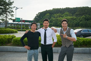 ヒョンビン、チームワークに笑顔　ユナの誕生日をお祝いも『コンフィデンシャル：国際共助捜査』 画像