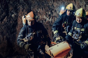 未曽有の大規模爆発のきっかけ映し出す『フラッシュオーバー 炎の消防隊』冒頭映像 画像