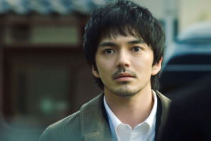 林遣都が週刊誌記者を熱演「ヒゲノハヤシ」場面写真『隣人X -疑惑の彼女-』 画像