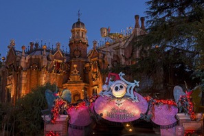 【ディズニー】ホーンテッドマンションが、期間限定のスペシャル仕様に！“ホリデーナイトメアー”でクリスマスを楽しもう 画像