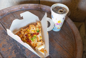 【ディズニー】タンドーリチキンピザでTDR40周年をお祝い！東京ディズニーランド、キャプテンフックス・ギャレーの人気メニュー 画像