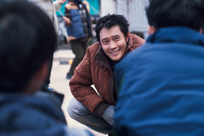 イ・ビョンホン、冴えない住人の“豹変”を捉えた場面写真到着『コンクリート・ユートピア』 画像