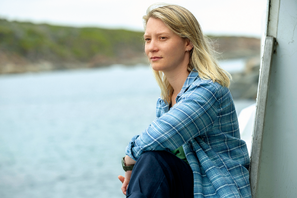 ミア・ワシコウスカ「海への愛を思い出して」『ブルーバック あの海を見ていた』監督＆原作者も語る特別映像 画像