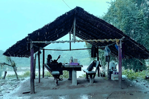 指名手配、ジャングルでの潜伏生活…闘い続ける映画監督の姿映し出す『夜明けへの道』予告編 画像