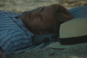 アレクサンダー・スカルスガルドが物憂げな表情見せる『インフィニティ・プール』場面写真 画像