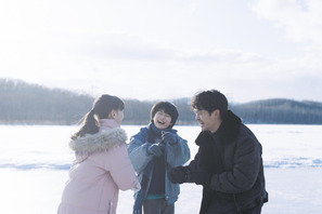 池松壮亮の“コーチ”と関わる『ぼくのお日さま』ホッケー少年＆フィギュアスケート少女が発表 画像