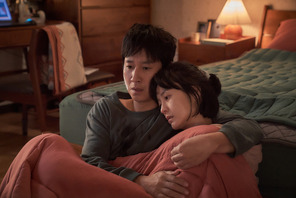 チョン・ユミ＆イ・ソンギュン“夫婦”を恐怖と混乱が蝕む…『スリープ』予告編 画像