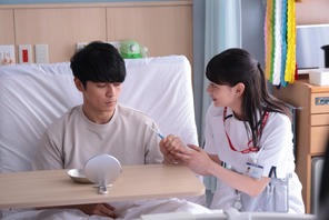 紗衣は眞栄田郷敦“遥斗”に助けられた高校生!? その行動に多くの反応集まる…「366日」5話 画像