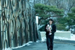 韓国版『アンダー・ユア・ベッド』主演イ・ジフン、狂気と執着匂わす場面写真 画像