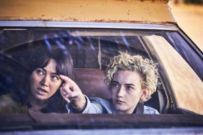 「何もかも怖い」戦慄のセクハラ・パワハラに斧を手にとる主人公…『ロイヤルホテル』予告編 画像