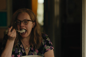 “魔女”と呼ばれた作家と若い夫婦の気まずい食事風景『Shirley シャーリイ』本編特別映像 画像