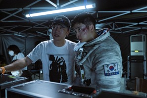 ド・ギョンス「恐怖や孤独について監督と対話を重ねました」『THE MOON』メイキング映像 画像