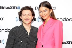 ゼンデイヤ、トム・ホランドの舞台『ロミオ＆ジュリエット』千秋楽に花束を持って駆けつける 画像